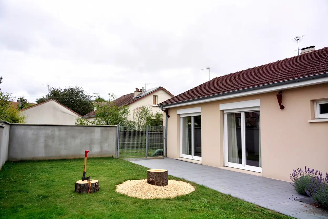 Jardin dégagé après abattage contrôlé de l'érable à Olivet